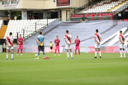 Els jugadors van guardar un minut de silenci en memòria de les víctimes de la pandèmia.