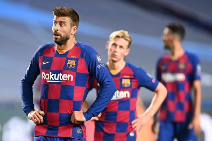 Gerard Piqué se desespera después de uno de los ocho goles que encajó su equipo.