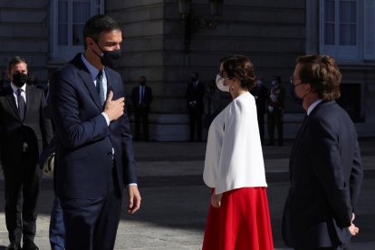 Sánchez saluda Ayuso amb motiu del Dia de la Festa Nacional.