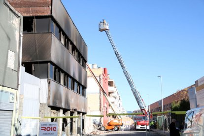 Los Bomberos supervisan el proceso por si hubiera más victimas.