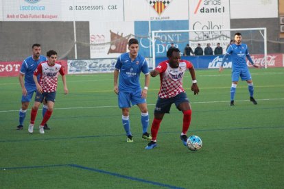 El jugador del Balaguer Nii porta la pilota en una acció del partit.