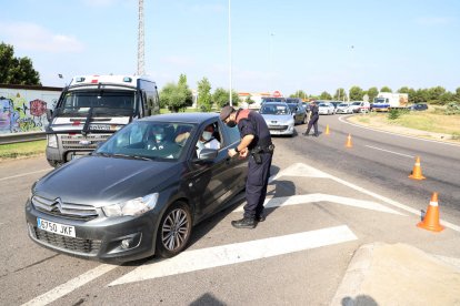 Un agent dels Mossos en un control a Alpicat ahir per evitar desplaçaments sense justificació.