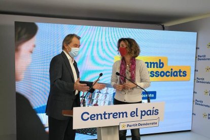 Artur Mas junto a la candidata del PDeCat, Àngels Chacón.