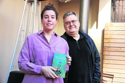 Natàlia i Sergi Pàmies, néta i fill de l’escriptora, amb la reedició de la novel·la juvenil.