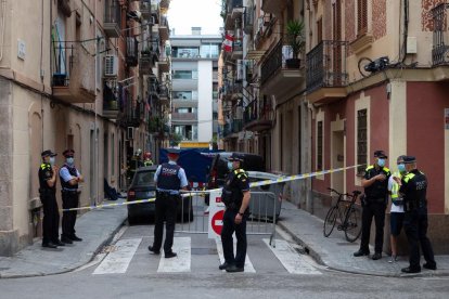 Imatge de la zona acordonada on es troba el pis incendiat.