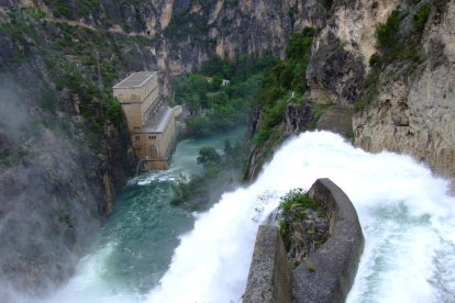 La central de Camarasa desembalsando agua.