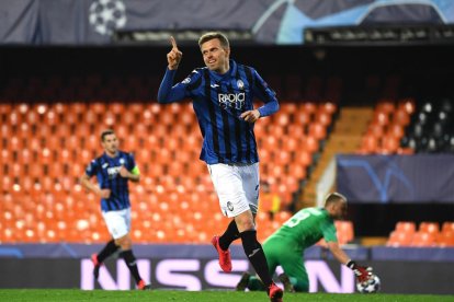 Ilicic celebra un dels quatre gols que va marcar en un estadi buit.