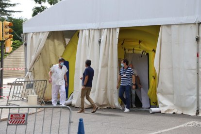 Carpa para atender pacientes con síntomas junto al CUAP de Prat de la Riba  -  La carpa instalada junto al CUAP de Prat de la Riba centraliza ahora la atención incial a pacientes con síntomas de coronavirus. El objetivo es que no vayan a sus res ...