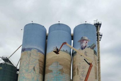 Está previsto que el mural esté terminado a finales de octubre.