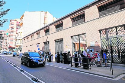 A l’esquerra, sortida d’alumnes de l’escola Príncep de Viana. A la dreta, nens del col·legi Pardinyes juguen en un carrer annex que és de vianants i ara serveix de pati.