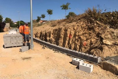 Imatge de les obres per construir el mur de contenció.