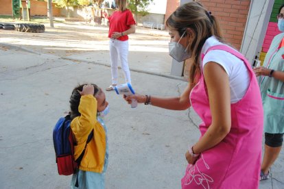 Presa de temperatura al Pompeu Fabra de Mollerussa.