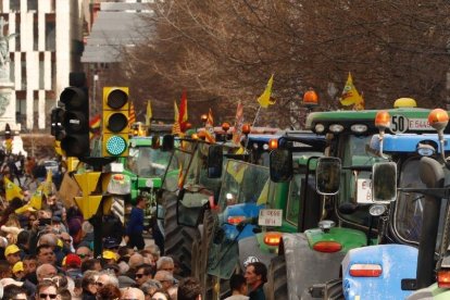 Tractores y payeses se adueñaron ayer de las calles de Zaragoza.