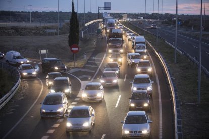 Vehículos en la autovía.