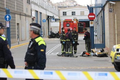 Una dotación de Bomberos frente a la entrada de la química.