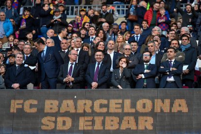 La junta directiva del Barça, en el partit del Barça al Camp Nou contra l’Eibar.