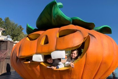 L'Abril i el seu germà Marcel van gaudir d'un Port Aventura Park decorat per a l'ocasió.