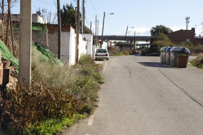 Parte de la calle del Hostal de la Bordeta sin mantenimiento.