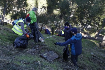 Algunos de los participantes ayer en la recogida de basura en Gardeny.