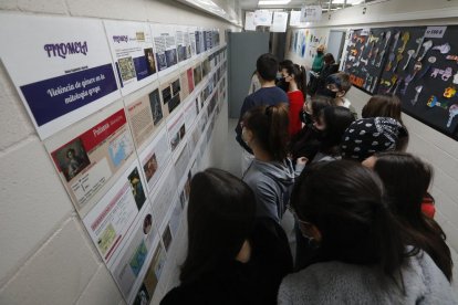 Alumnes de Batxillerat del Guindàvols, davant un mural sobre la violència de gènere en la mitologia.