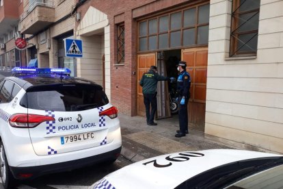 Policía Local y Guardia Civil repartiendo material a empresas.