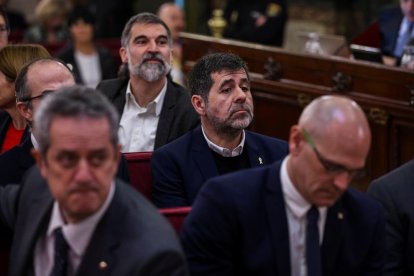 Els exconsellers llueixen l'ensenya del Govern i Jordi Sànchez el llaç groc