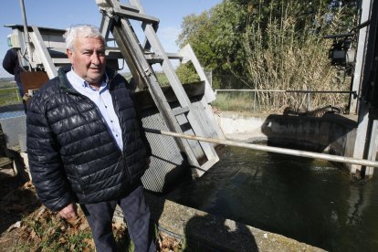 Amadeu Ros en las compuertas del salto de Juneda.