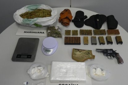 Registros en la calle Col·legi y la avenida Pla d’Urgell  -  Los Mossos hallaron 1,32 kilos de cocaína y 497 gramos de marihuana, valorados en cerca de 85.000 euros. También había un revólver de 22 milímetros y 229 cartuchos del mismo calib ...