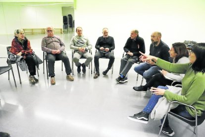 Part dels veïns que es van reunir ahir en assemblea al local de l’Ereta.