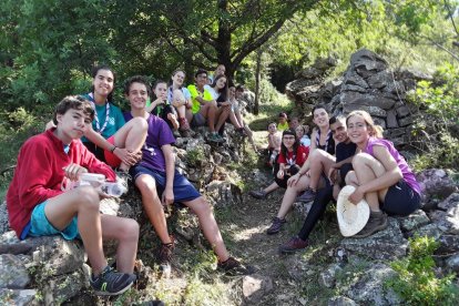 Voluntaris provinents de l’Agrupament Escolta i Guia Ixent, en un dels camins de Llagunes.