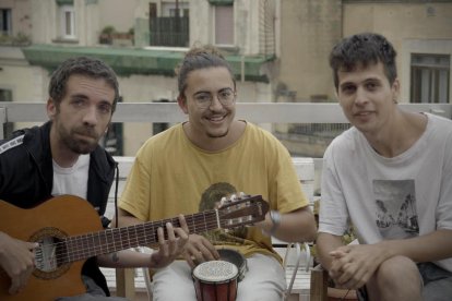 El grupo Stay Homas, en su terraza de confinamiento.