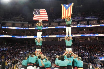 Els Castellers de Vilafranca, amb l’estelada desplegada.