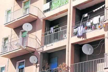 Entra en vigor en un mes la normativa que veta les antenes a les façanes a Lleida