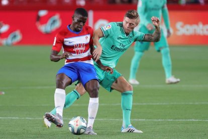 Azeez protegeix la pilota davant de l’assetjament de Kroos.