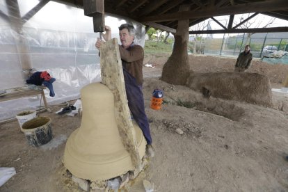 Abel Portilla, el mestre campaner contractat, treballa en el motllo de la campana que fondrà.