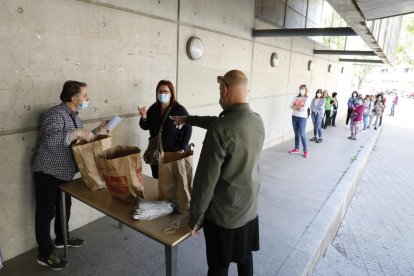 Una dona recull les mascaretes infantils que reparteix la Paeria, ahir al centre cívic de Balàfia.