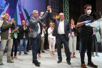 El lehendakari y candidato a la reelección, Iñigo Urkullu (i), junto al presidente del PNV, Andoni Ortuzar, (d) celebran los resultados. A la derecha, el popular Núñez Feijóo.