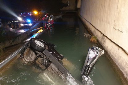 La dona va caure a un canal al sortir de la via.