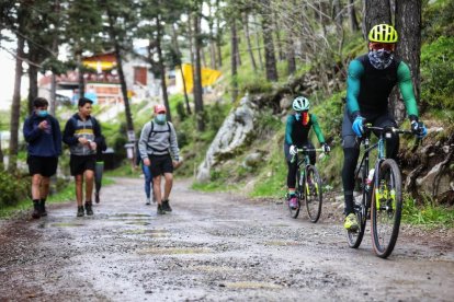 Veïns d’Andorra practicant ahir esport a la muntanya.