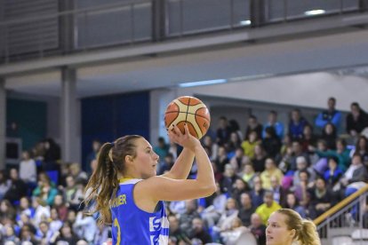 Ariadna Pujol pelea por un balón suelto con la sueca del Gipuzkoa Nystrom.