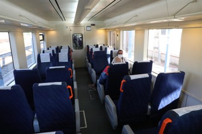 Pasajeros en el tren de la línea de la costa, ayer en la estación de Les Borges Blanques.