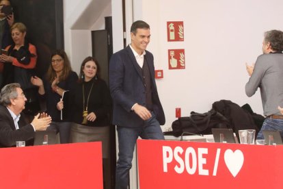 Pedro Sánchez, somrient, ahir a l’arribar a l’executiva del PSOE, a la qual no va revelar la seua estratègia per negociar suports.