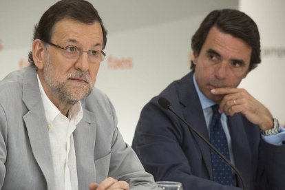 Imagen de archivo de los expresidentes del PP, Mariano Rajoy y José María Aznar.