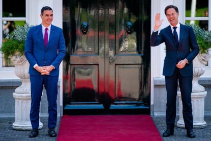 El president Pedro Sánchez amb el seu homòleg neerlandès, Mark Rutte, ahir a la Haia.