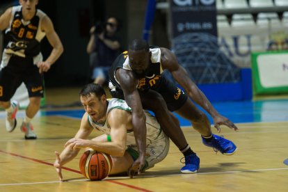 El jugador de l’ICG Força Lleida Mike Carey lluita per la pilota amb el local Chema García en una acció del partit d’ahir.