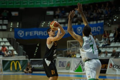 Lafuente intenta llançar davant del jugador del Castelló Bas Marí.