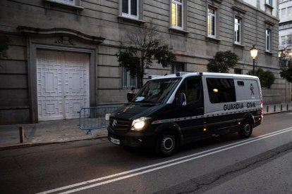 Un furgón de la Guardia Civil llega a la Audiencia Nacional, desde donde llevarán a  los presos hasta el Tribunal Supremo.