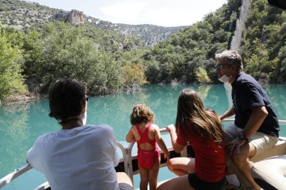 Turistes navegant a les aigües del pantà de Canelles, que aquest any està ple per les abundants pluges.