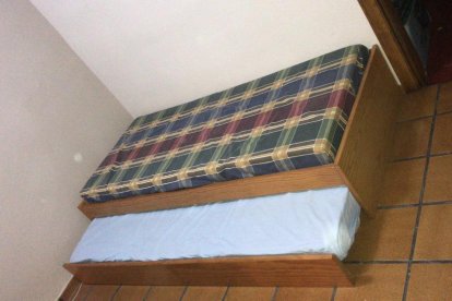 La cama doble que ha recogido Antisida Lleida en uno de los pisos.