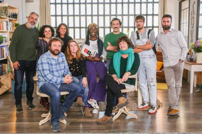 El equipo del nuevo programa al completo. En el centro, los presentadores, Guillem Albà y Yolanda Sey.